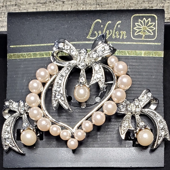 VNTG Lilylin Crystal & Faux Pearl Silvertone Heart & Bows Brooch and Earring set - Picture 1 of 13